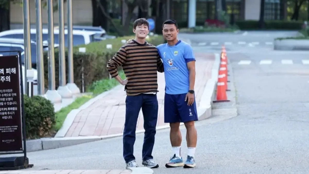 Mantan pemain Persib Bandung Oh In-kyun menyempatkan diri datang ke hotel tempat tim menginap Korea Selatan. (Istimewa)