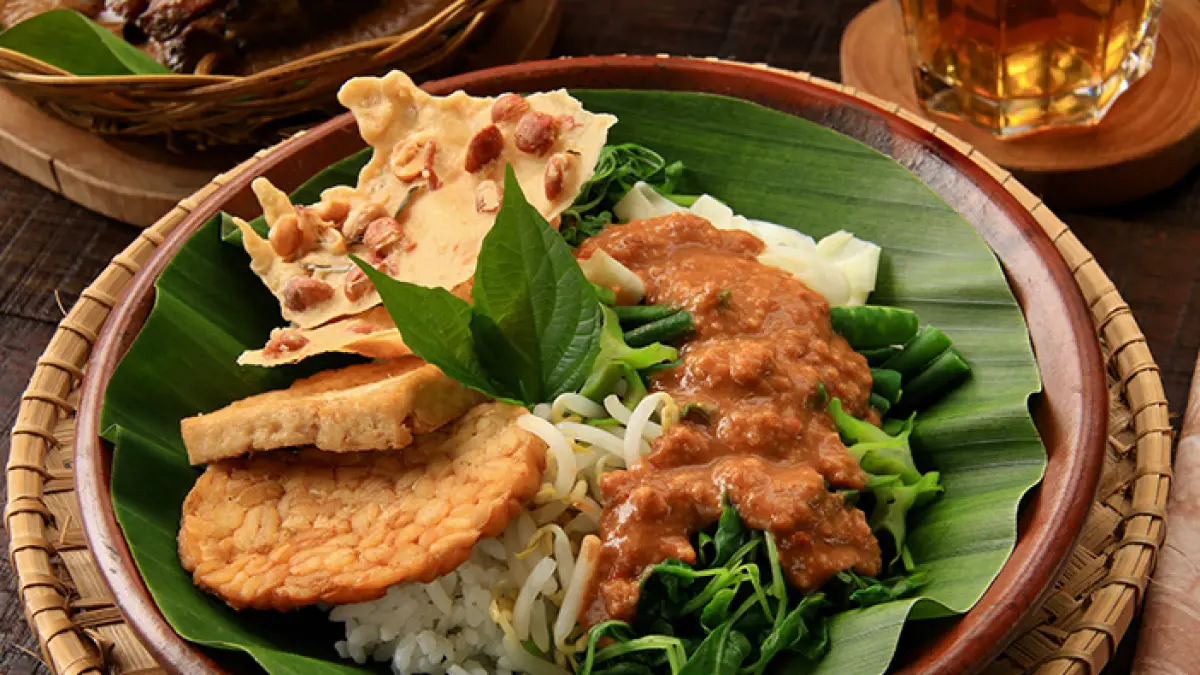 Pecel dengan aneka sayuran dan sambal kacang menjadi ciri khas kuliner Jawa.(Halodoc)