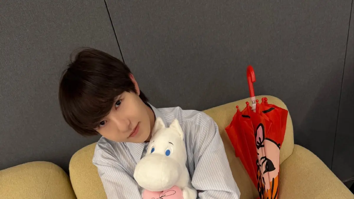 Plushie RENJUN X MOOMIN Limited Edition dengan Moomintroll yang memegang hati bertanda tangan Renjun. (Twitter)
