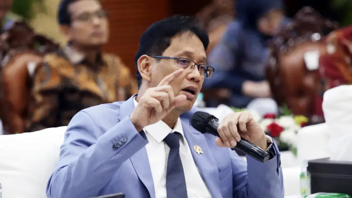 Mantan Menkeu Purbaya Yudhi Sadewa membagikan video memberi makan ikan via TikTok. (Dery Ridwansah/ JawaPos.com)