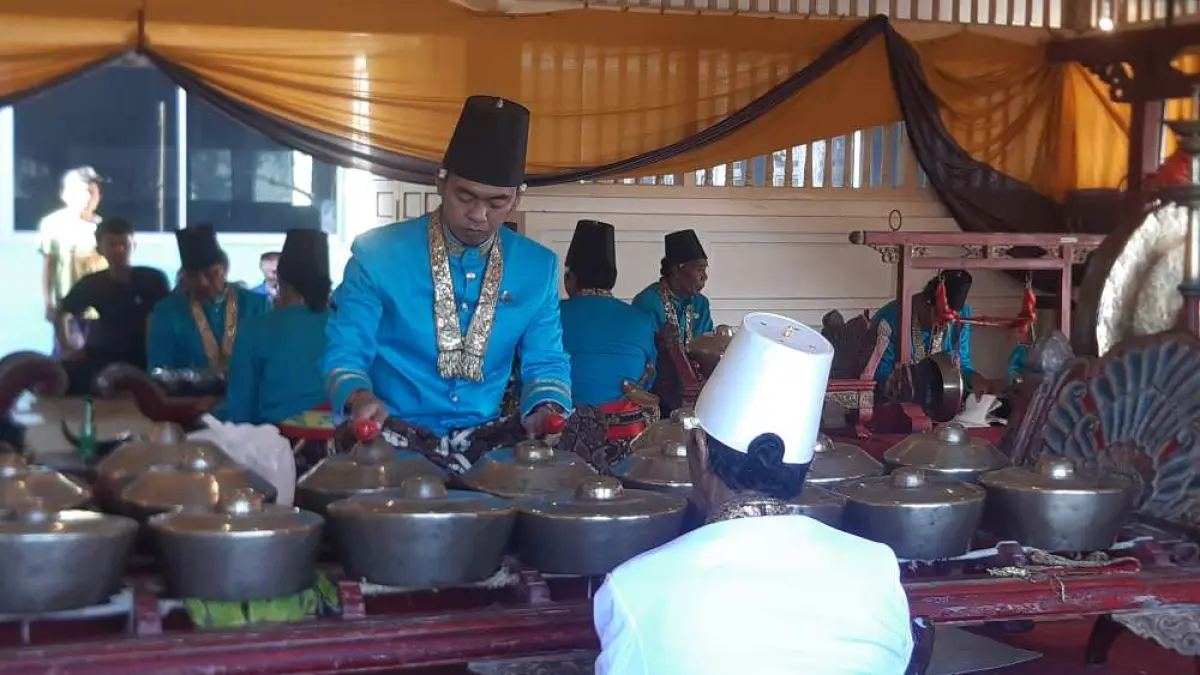 Penabuhan gamelan Sekaten menjadi salah satu momen yang berkaitan dengan tradisi nginang di kalangan masyarakat.(Jogja)