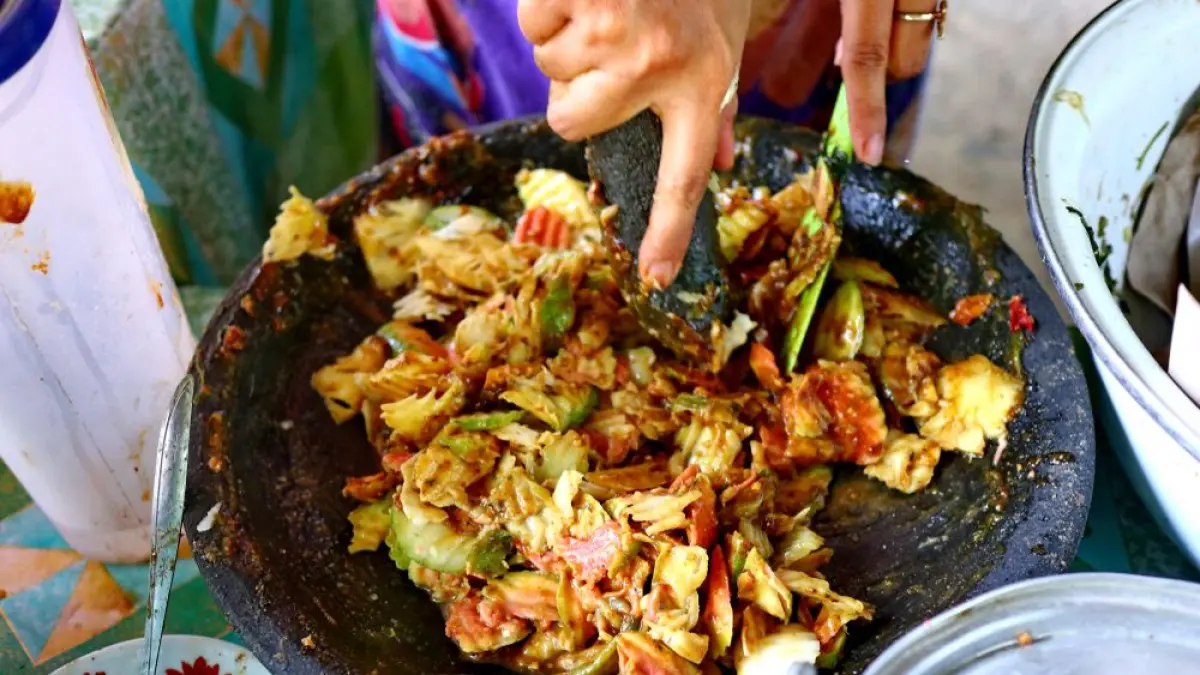 Rujak Kanistren, kuliner tradisional Jawa Barat yang dapat dibuat menggunakan pisang batu dan bumbu pedas manis. (Indonesia travel)