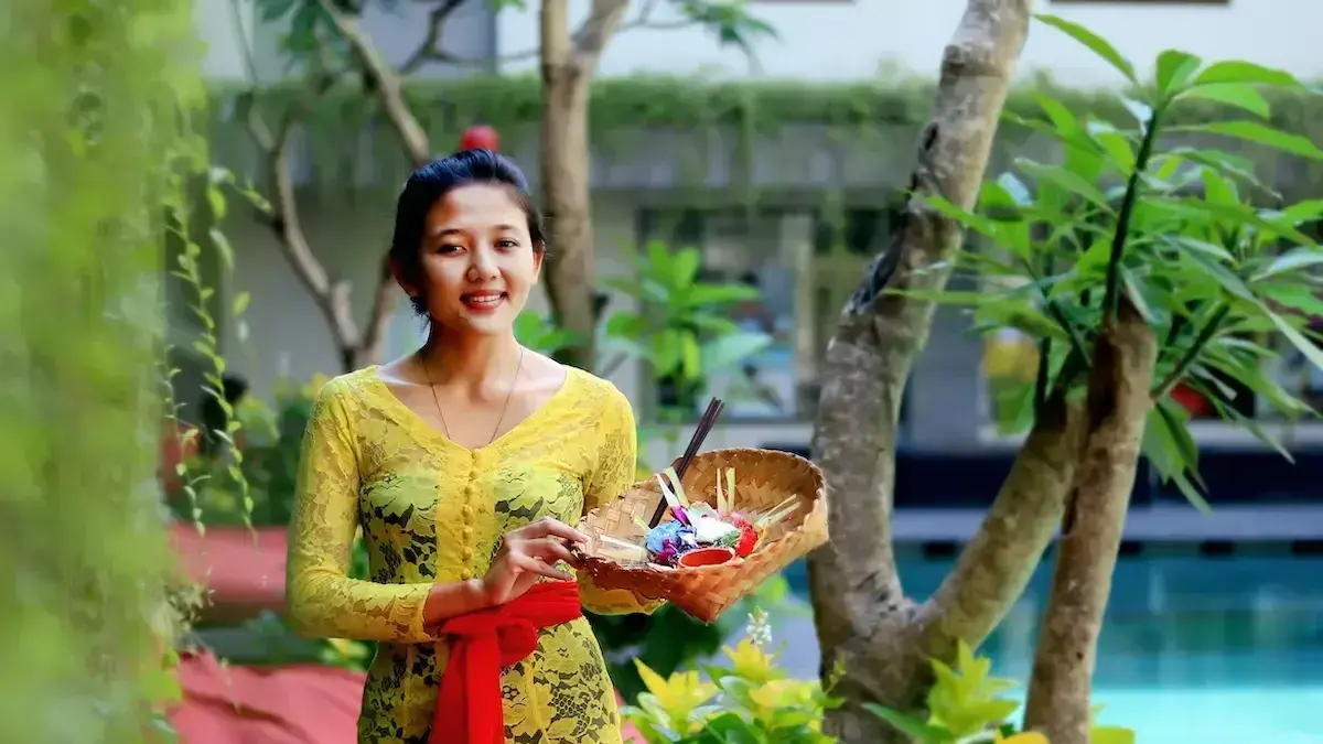 Senteng dikenakan melingkar di pinggang sebagai bagian dari busana adat Bali saat menuju pura.(Bobobox)