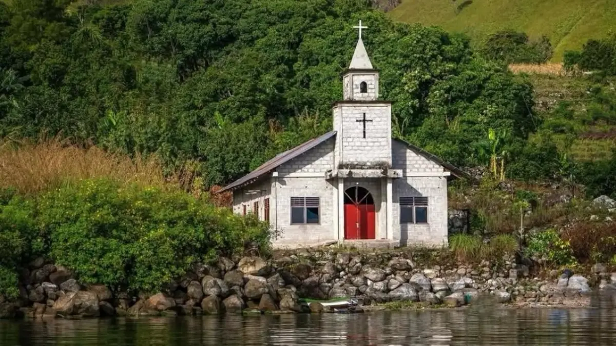 Gereja di Dusun Pinal, Desa Hasinggaan, Samosir, menjadi bagian dari permukiman warga di kawasan perbukitan sekitar Danau Toba. (@saragih_erick/Indtagram)