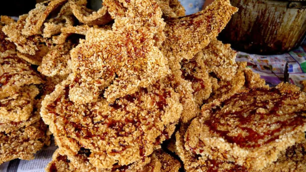 Intip goreng, camilan berbahan kerak nasi yang diolah hingga renyah dan dikenal sebagai salah satu oleh-oleh khas Solo.(PUI.JavanologiUNS)