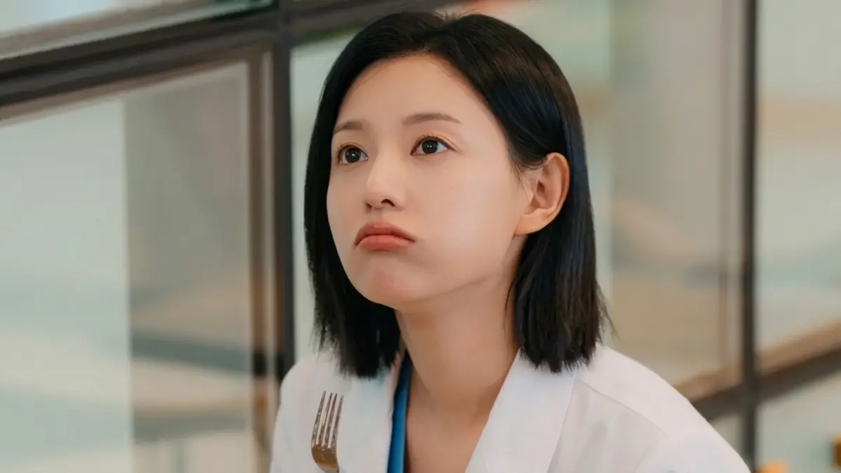 Keluar dari zona nyaman! Kim Ji-won tampil dingin jadi dokter misterius di drakor medical noir