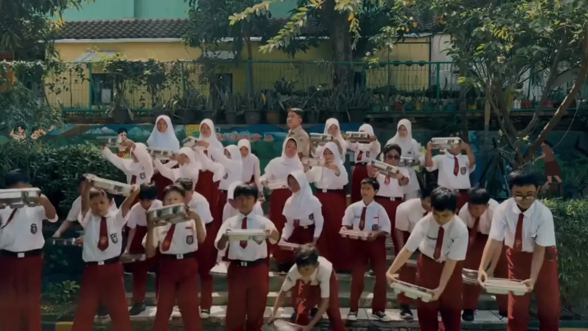 Seorang guru SDN Cibubur 10 mengajak muridnya remake video STORM Yung Lean sambil membawa ompreng MBG viral di Threads.