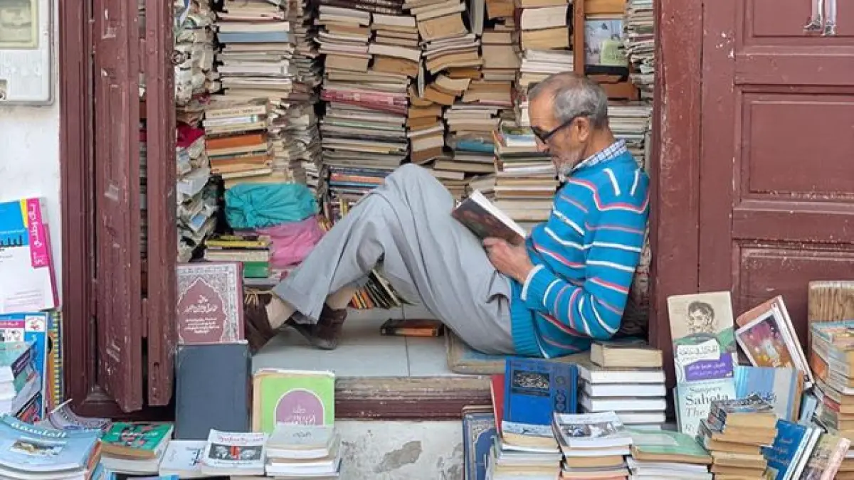Mohammed Aziz, penjual buku di Medina, Rabat, Maroko, yang telah membaca lebih dari 4.000 buku.(X.com)