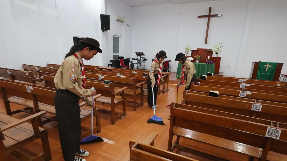 ILUSTRASI. Anggota Pramuka membersihkan ruangan ibadah saat kegiatan bakti sosial pramuka di Gereja Kristen. (Dok. JawaPos.com)