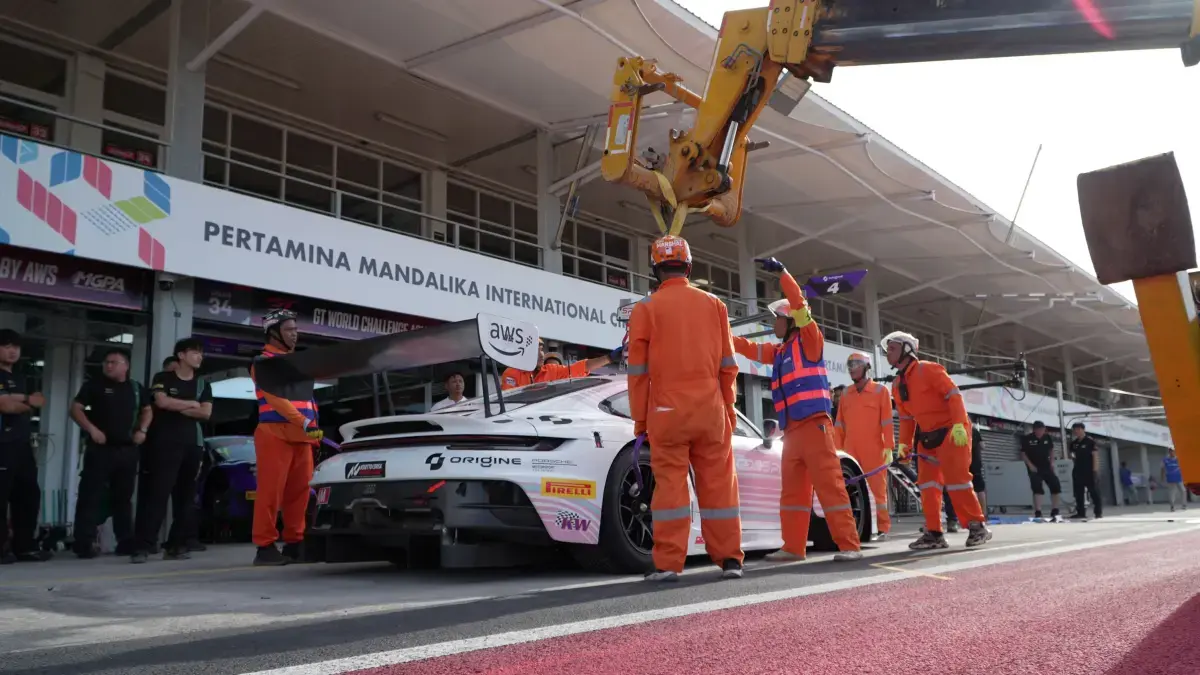 Marshal menjadi salah satu sosok penting yang bekerja di balik balapan MotoGP. Selain mengibarkan bendera, mereka juga membantu menangani insiden dan menjaga keselamatan di sekitar lintasan. (Jawa Post)