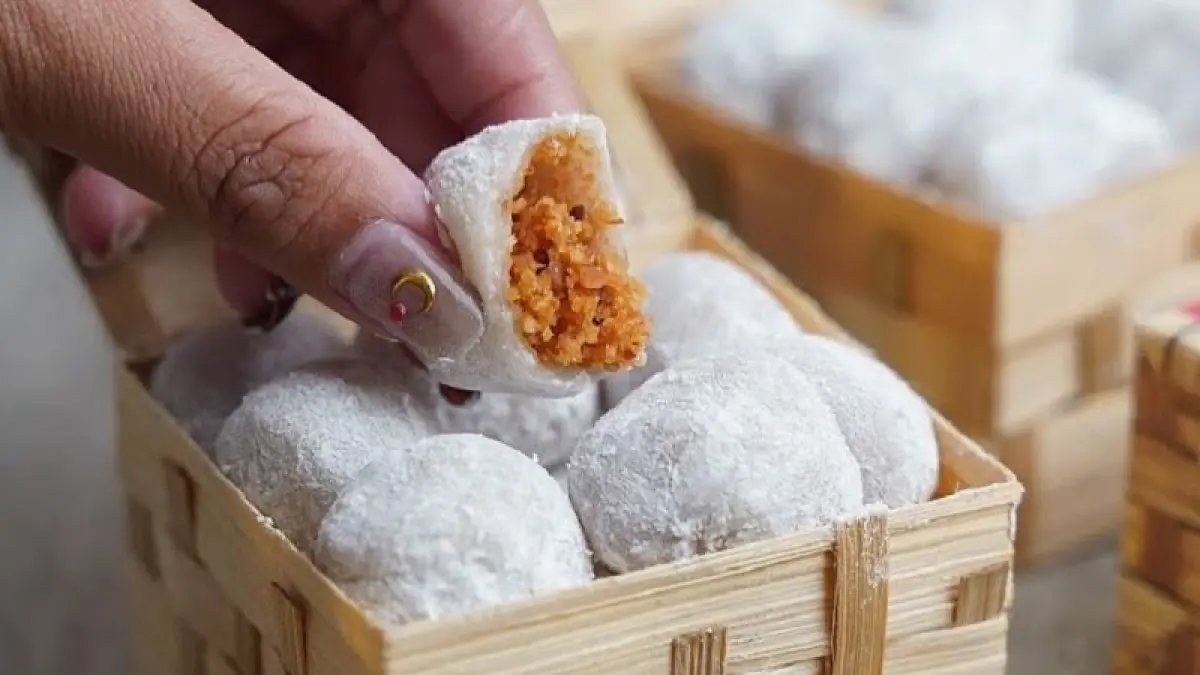 Mochi jadul isi kacang dengan kulit kenyal, taburan tepung, dan rasa manis gurih yang khas.(RadarSukabumi)