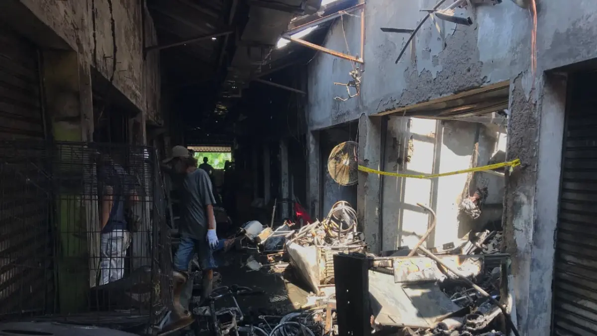 Kondisi 9 kios di Pasar Klitikan Notoharjo Solo yang ludes terbakar akibat percikan las sambar bensin & tiner, Selasa (22/9). (Silvester/Radar Solo)