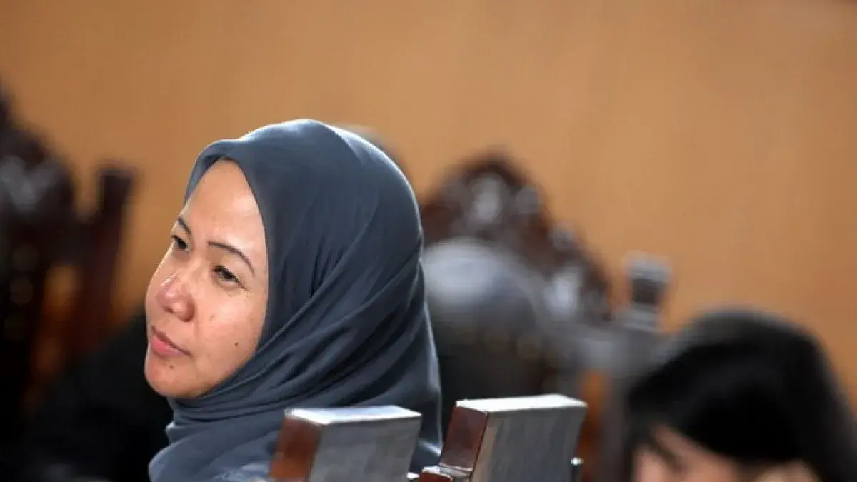 Prita Mulyasari, mendengarkan pembacaan tuntutan saat menghadiri sidang, di Pengadilan Negeri Tangerang, Banten (ANTARA/Ismar Patrizki)