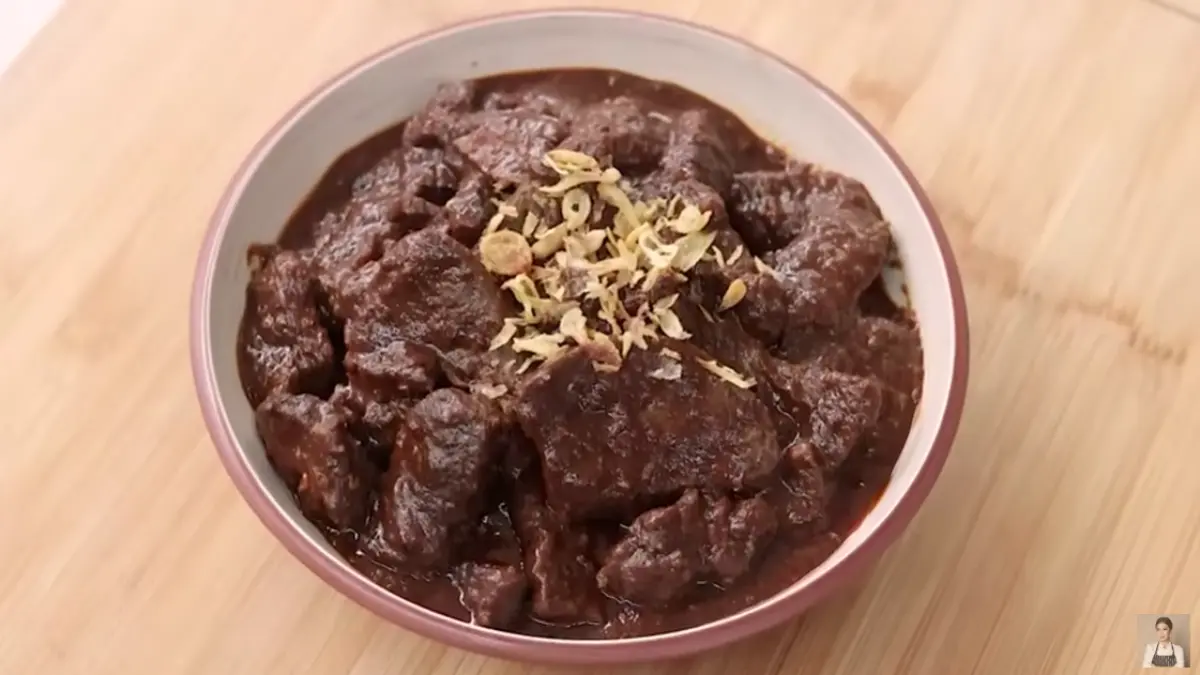 Semur dengan kuah cokelat dan cita rasa manis gurih menjadi salah satu masakan rumahan.