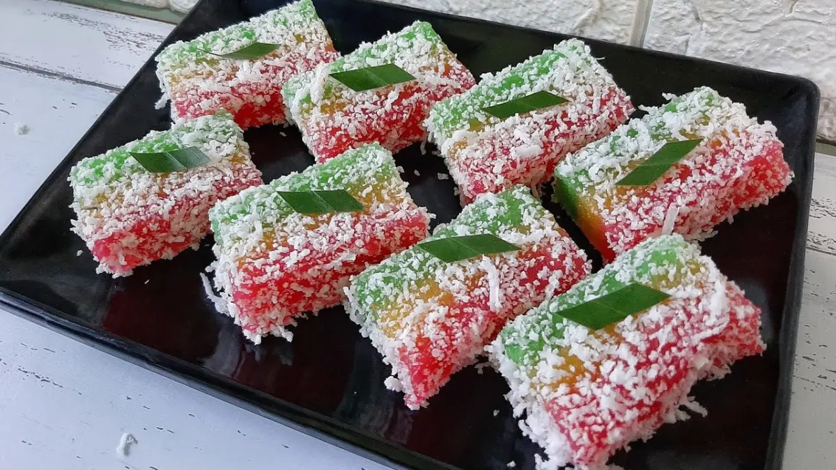 Sentiling dengan potongan warna-warni dan taburan kelapa parut sebagai pelengkap.(Youtube)