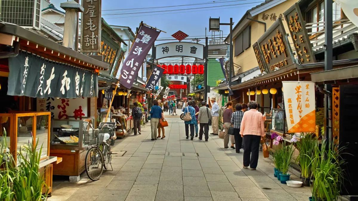 Suasana di Jepang yang dikenal dengan kebiasaan tertib dan tenang di ruang publik.(Tokyo)