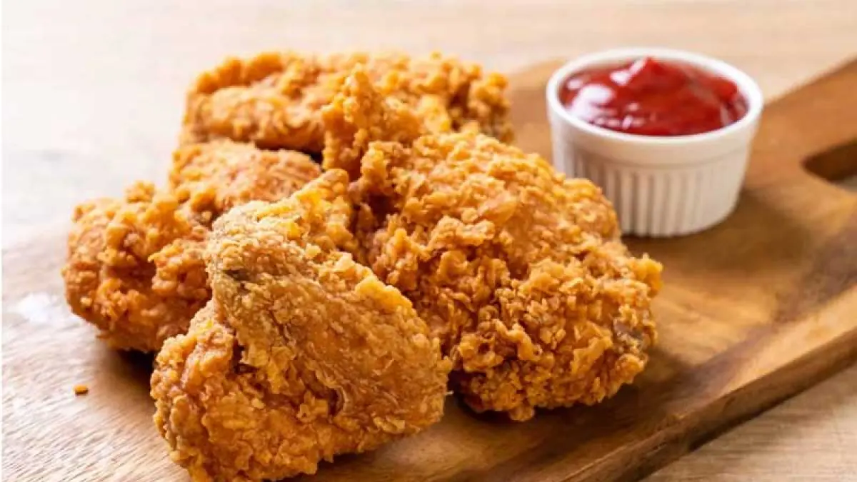 Ayam goreng fast food dengan lapisan luar yang renyah.(MeyerFoodBlog)