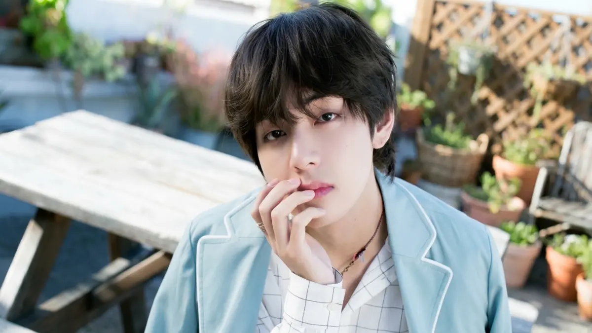 Di balik aksi panggung yang memukau, V BTS ungkap perjuangannya lawan gangguan pendengaran selama 2,5 tahun. (web : wallpapers.com)