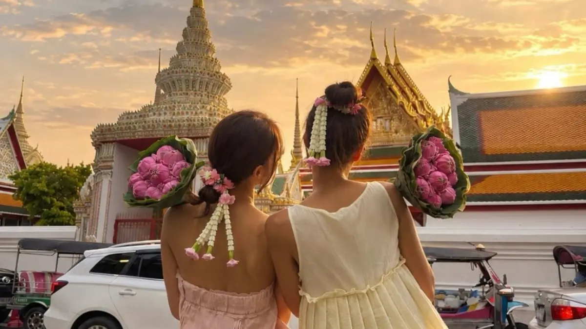 Malai Rad Klao, rangkaian bunga Thailand yang dikenakan sebagai aksesori rambut.(@namtanlitaa/Instagram)