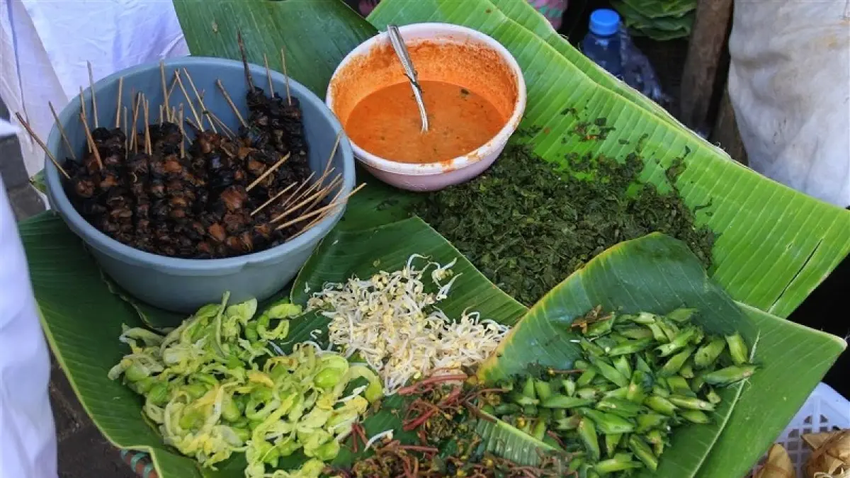 Pecel semanggi khas Surabaya dengan daun semanggi dan bumbu pecel.(DestinasiKu)