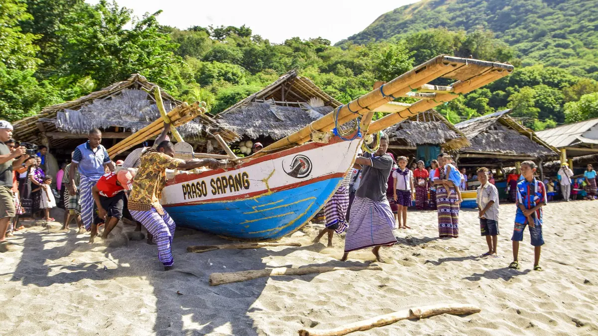 Perahu Paledang, perahu tradisional masyarakat Lamalera di Pulau Lembata, Nusa Tenggara Timur. Bagi masyarakat setempat, Paledang memiliki makna budaya dan simbolik yang lebih dari sekadar alat melaut. (W.commons)