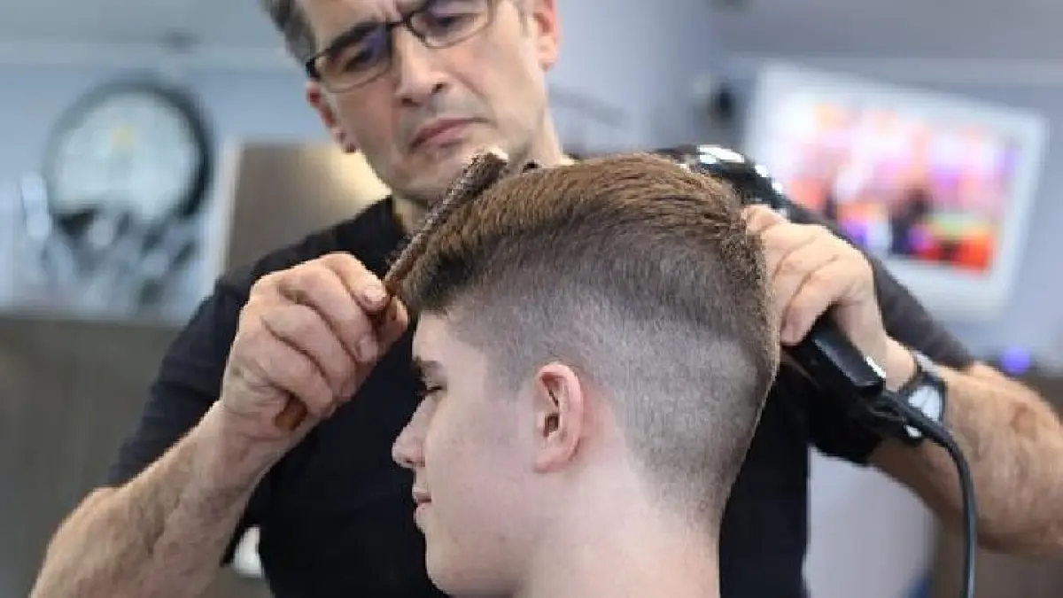 Barber melayani pelanggan yang sudah terbiasa dengan potongan gaya rambut langganannya.(Barbertopia)