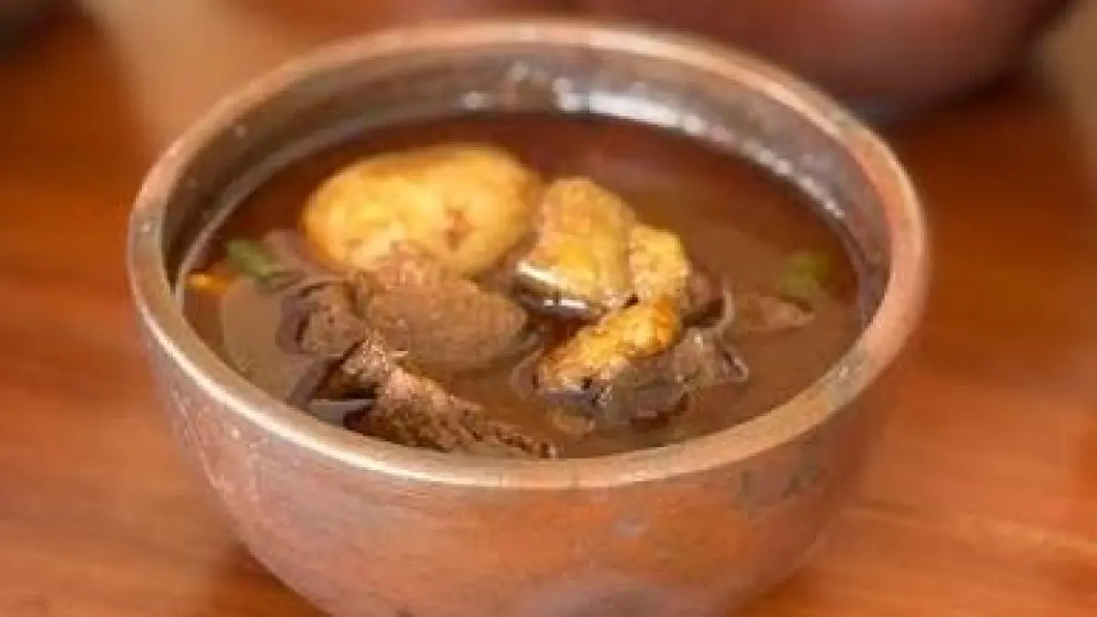 Brongkos Kendil dengan kuah berbumbu kluwek dan beragam isian khas Jawa.(Instagram)