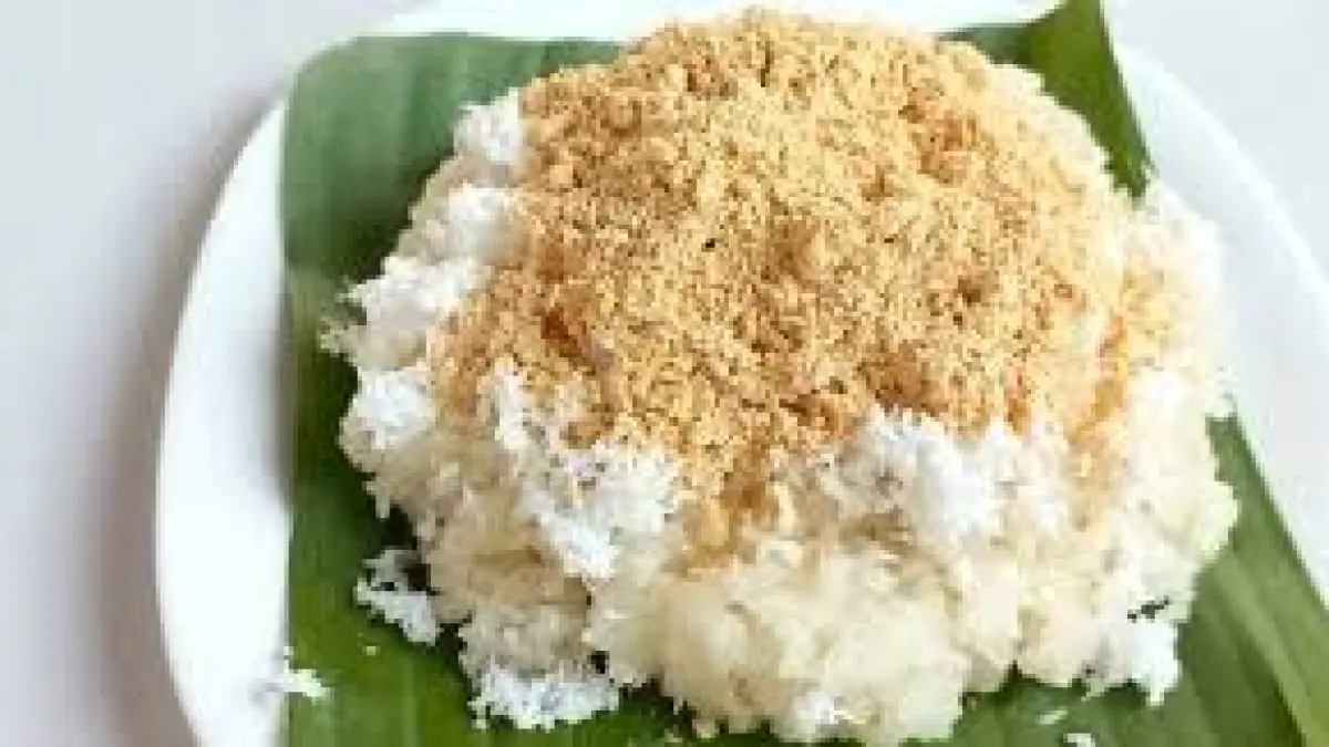 Ketan bubuk disajikan dengan taburan bubuk kedelai dan kelapa parut di atas alas daun pisang.(YoungOnTop)