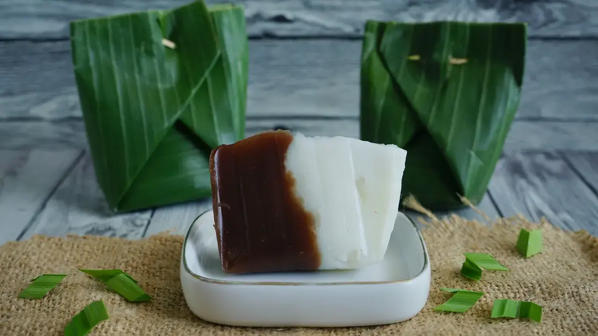 Kue Mega Mendung, jajanan tradisional berbahan tepung hunkwe dengan perpaduan warna putih dan cokelat.(Fimela)