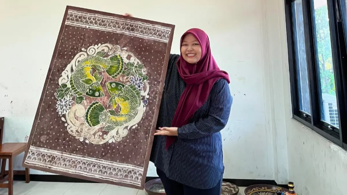 Maya Oktaviana, memanfaatkan limbah kulit alpukat menjadi pewarna alami batik (Dok. Maya Oktaviana)