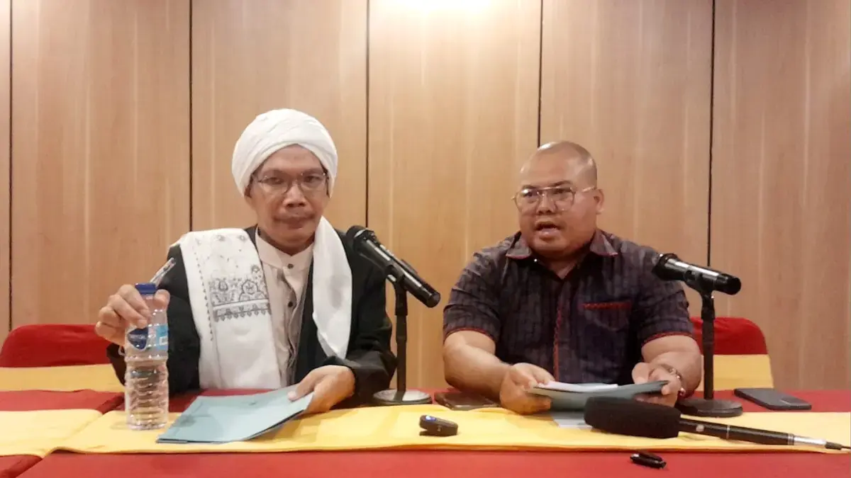 TGH Muhammad Imanuddin Sumar (kiri) bersama kuasa hukumnya Yuda Aditya Maatfa saam memberikan keterangan pers di Mataram, Rabu malam (23/9). (Foto: Toni/Lombok Post)