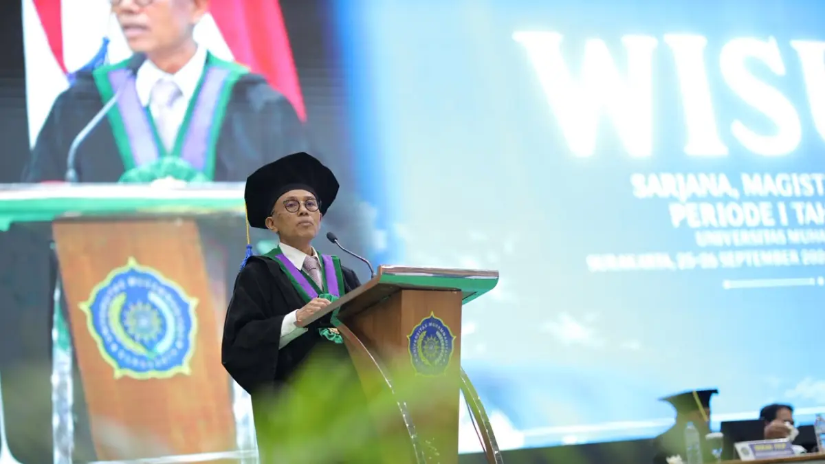 Rektor Harun Joko Prayitno memberikan sambutan di acara Sidang Terbuka Senat  dalam rangka Upacara Wisuda Program Sarjana, Magister, dan Doktor Periode I Tahun Akademik 2026/2027. (Dok. UMS)