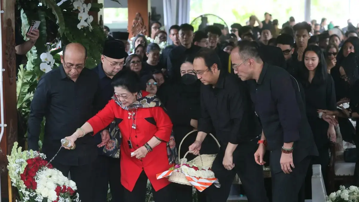 Presiden ke-5 RI sekaligus kakak kandung Guruh, Megawati Soekarnoputri bersama bersama Ketua DPR RI Puan Maharani dan segenap keluarga dan kerabat saat prosesi pemakaman Guruh Soekarno Putra di TPU Karet Bivak, Jakarta, Sabtu (26/9/2026). (Dery Ridwansah/ JawaPos.com)