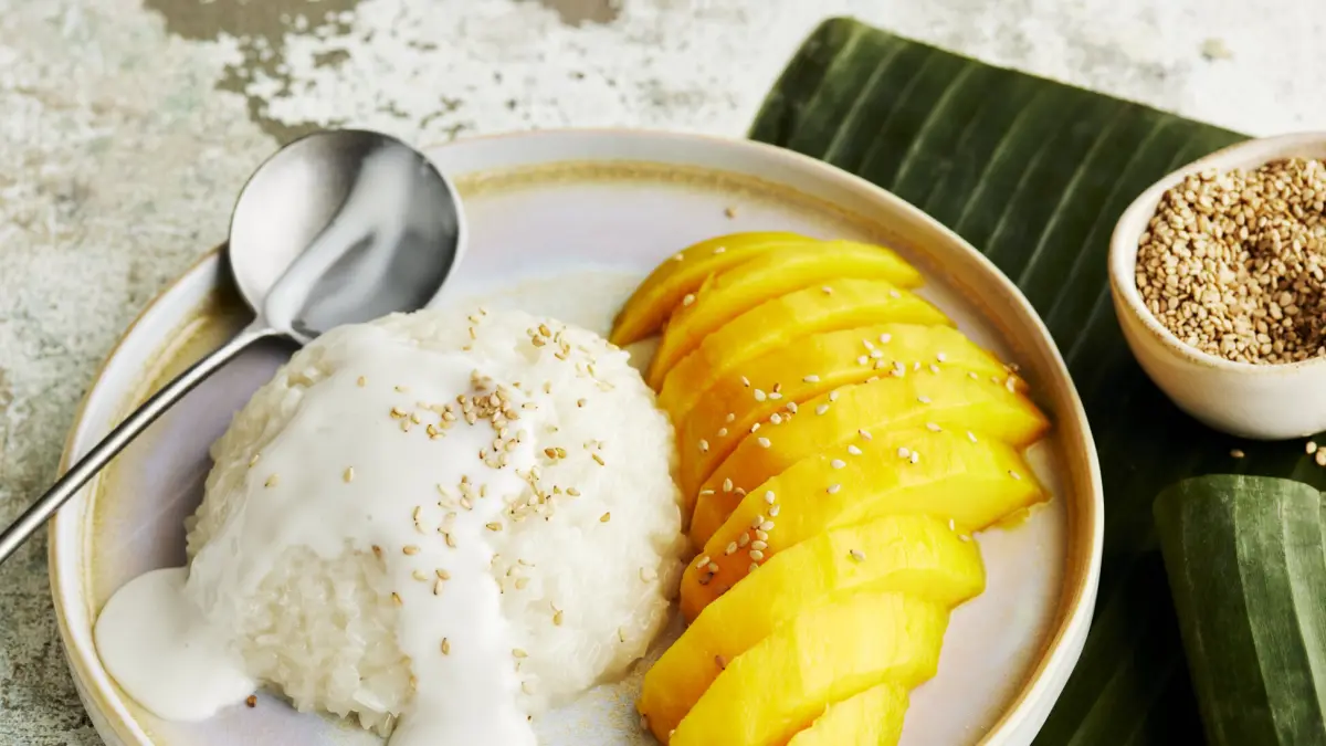 Mango sticky rice, sajian ketan, santan, dan mangga yang dikenal dalam kuliner Thailand.(EinfachKochen)