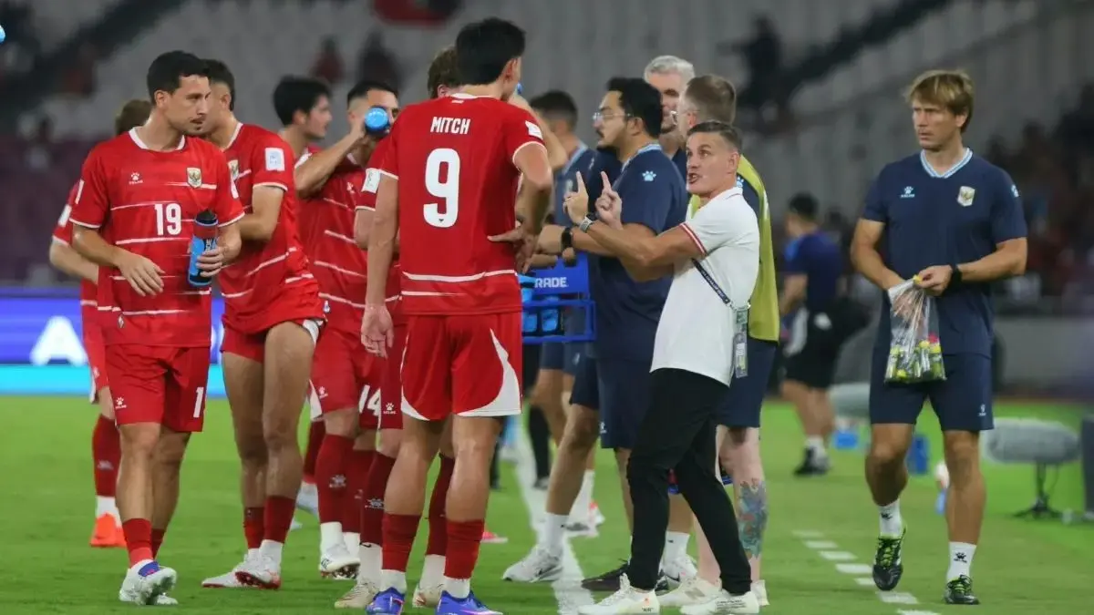 Pelatih John Herman mengarahkan timnya saat melawan Singapura pada FIFA ASEAN Cup di SUGBK, Jakarta, Jumat (25/9). (Dery Ridwansah/JawaPos.com)