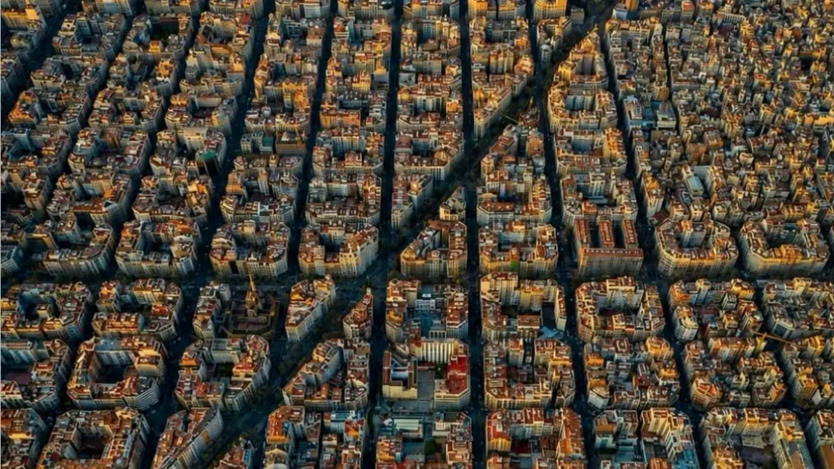 Pola grid Eixample yang terlihat jelas dari udara di Barcelona.(Instagram)