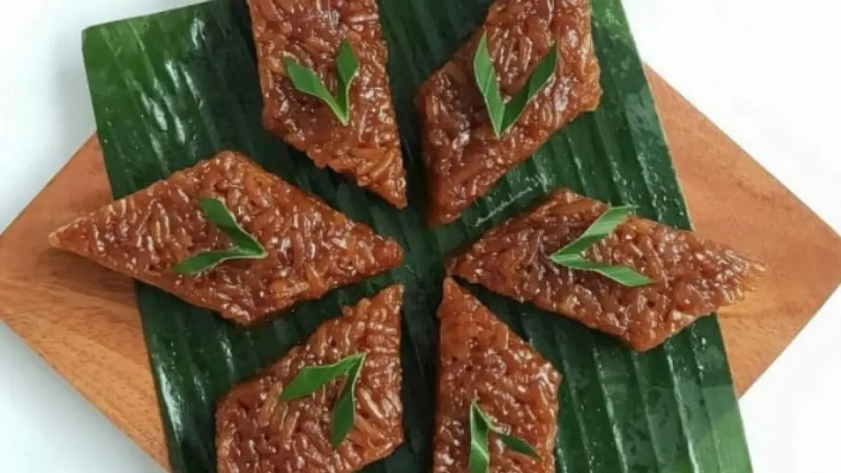Wajik ketan dengan potongan berbentuk belah ketupat menjadi salah satu ciri khas jajanan tradisional ini.(RadarMajapahit)
