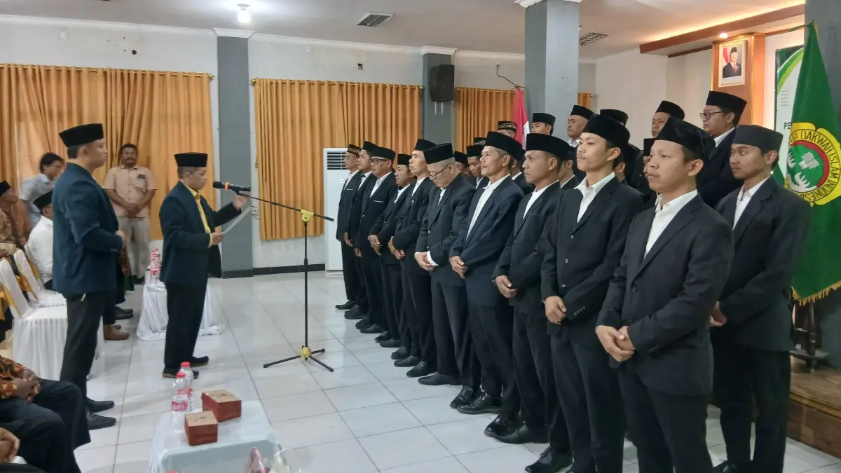 Ketua Dewan Pimpinan Daerah (DPD) Lembaga Dakwah Islam Indonesia (LDII) Kabupaten Karanganyar Prof. Dr. Drs. Sutrima, M.Si., resmi mengukuhkan kepengurusan baru Pimpinan Cabang (PC) LDII Kecamatan Colomadu untuk masa bakti 2026–2031 di Pendapa Kecamatan Colomadu, MInggu (27/9/2026).