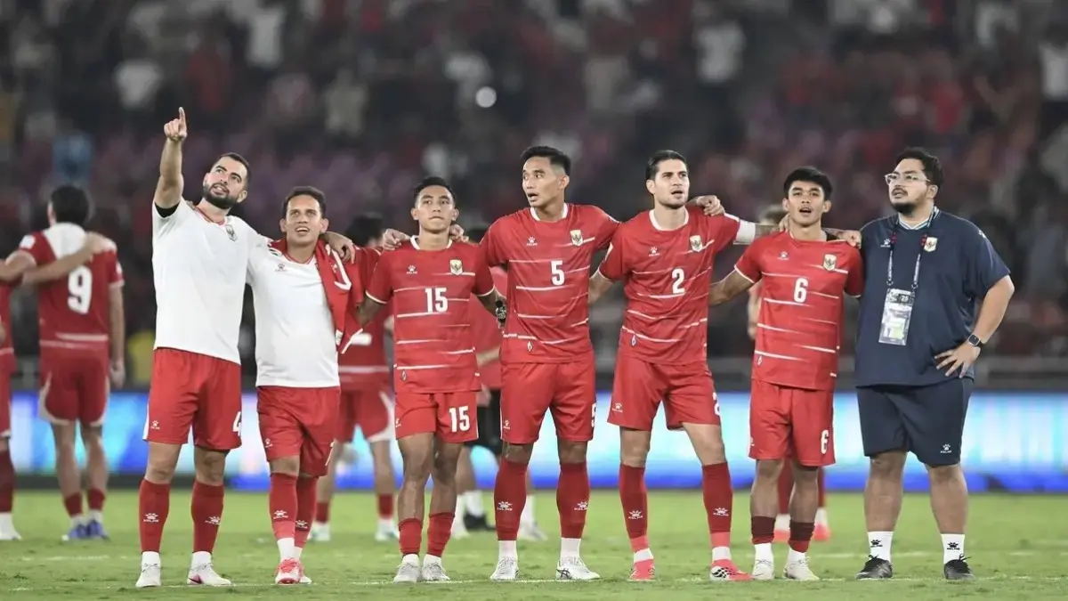 Para pemain Timnas Indonesia menyanyikan lagu Tanah Airku seusai melawan Tim Nasional Singapura dalam pertandingan penyisihan Grup A Divisi 1 FIFA ASEAN Cup 2026 di Stadion Utama Gelora Bung Karno (SUGBK), Senayan, Jakarta, Jumat (25/9/2026). Timnas Indonesia berhasil menang atas Singapura dengan skor akhir 2-0. (ANTARA FOTO/M Risyal Hidayat/hma)