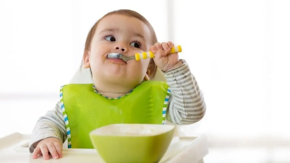 Bayi sedang makan makanan MPASI (Pinterest)