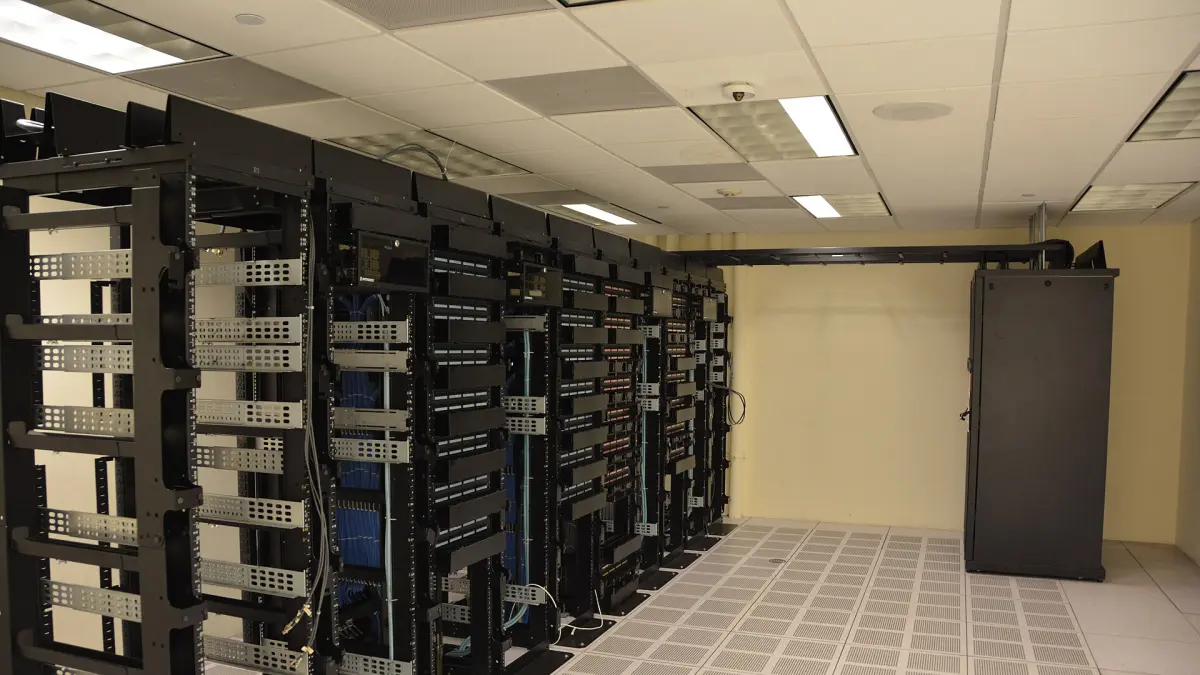 Deretan server di data center membutuhkan sistem pendinginan untuk menjaga perangkat tetap bekerja pada suhu optimal. Perkembangan AI membuat teknologi cooling semakin penting.