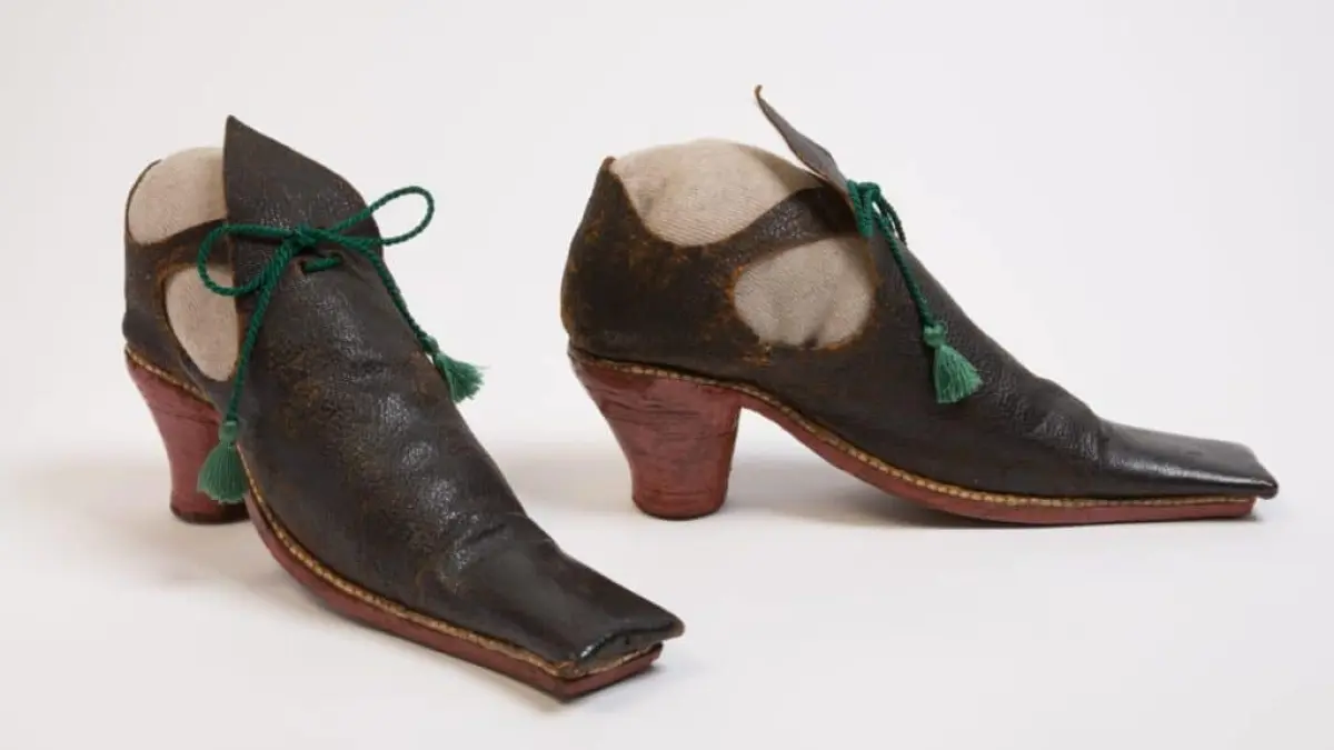 High heels yang kini identik dengan fashion perempuan memiliki sejarah panjang dari sepatu berkuda.(FashionEra)