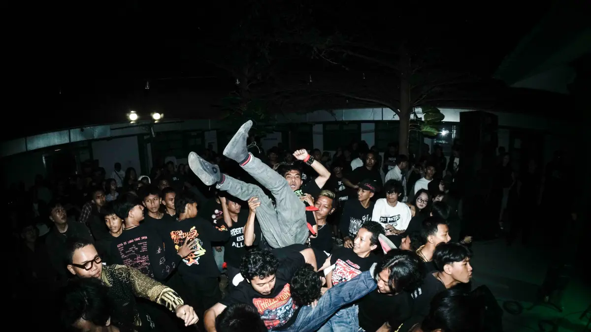 Foto crowd penonton dengan berbagai kaos band (foto:Instagram/@fs4lalf)