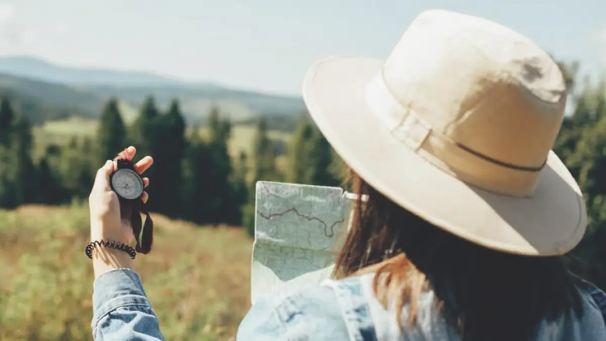 Perempuan sering disebut lebih gampang bingung saat membaca maps. Benarkah karena kemampuan spasial? Penelitian justru menunjukkan ada banyak faktor yang memengaruhi cara seseorang menentukan arah. (Pinterest)