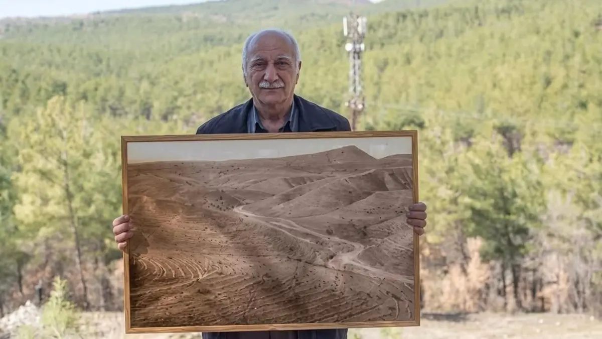 Sehmus Erginoglu di kawasan hijau yang ditanaminya di Mardin, Turki.(Instagram)