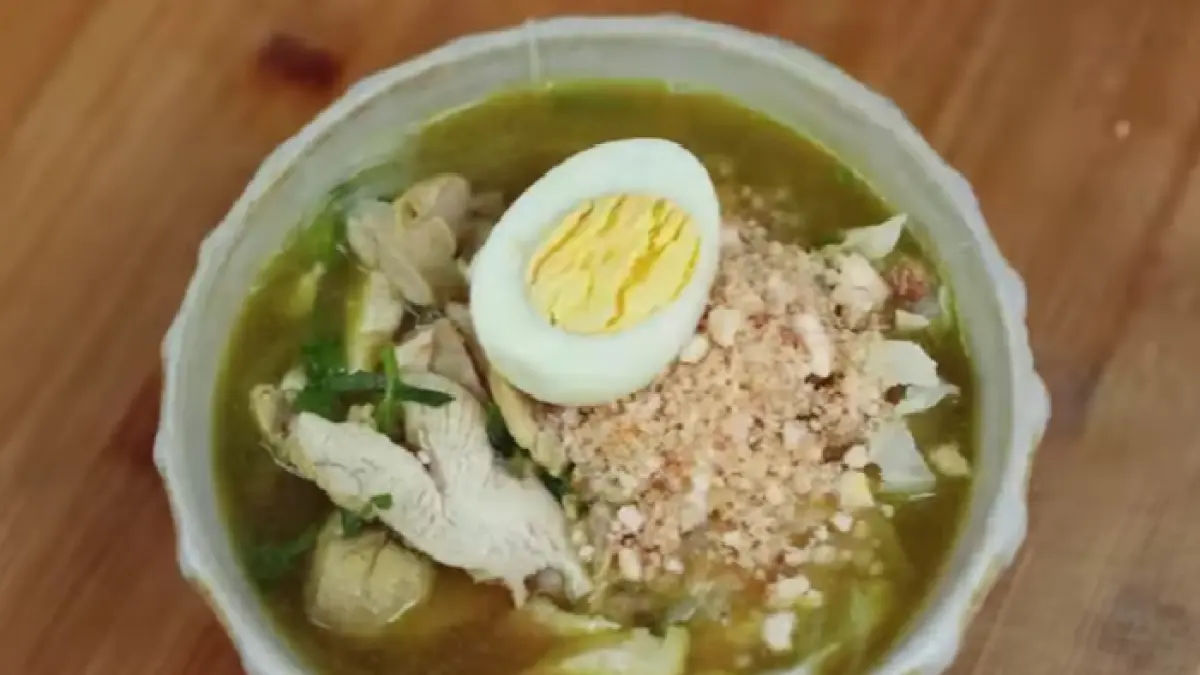 Soto lamongan mempunyai ciri khas taburan koya sebagai topingnya. (Dok Jawa Pos)