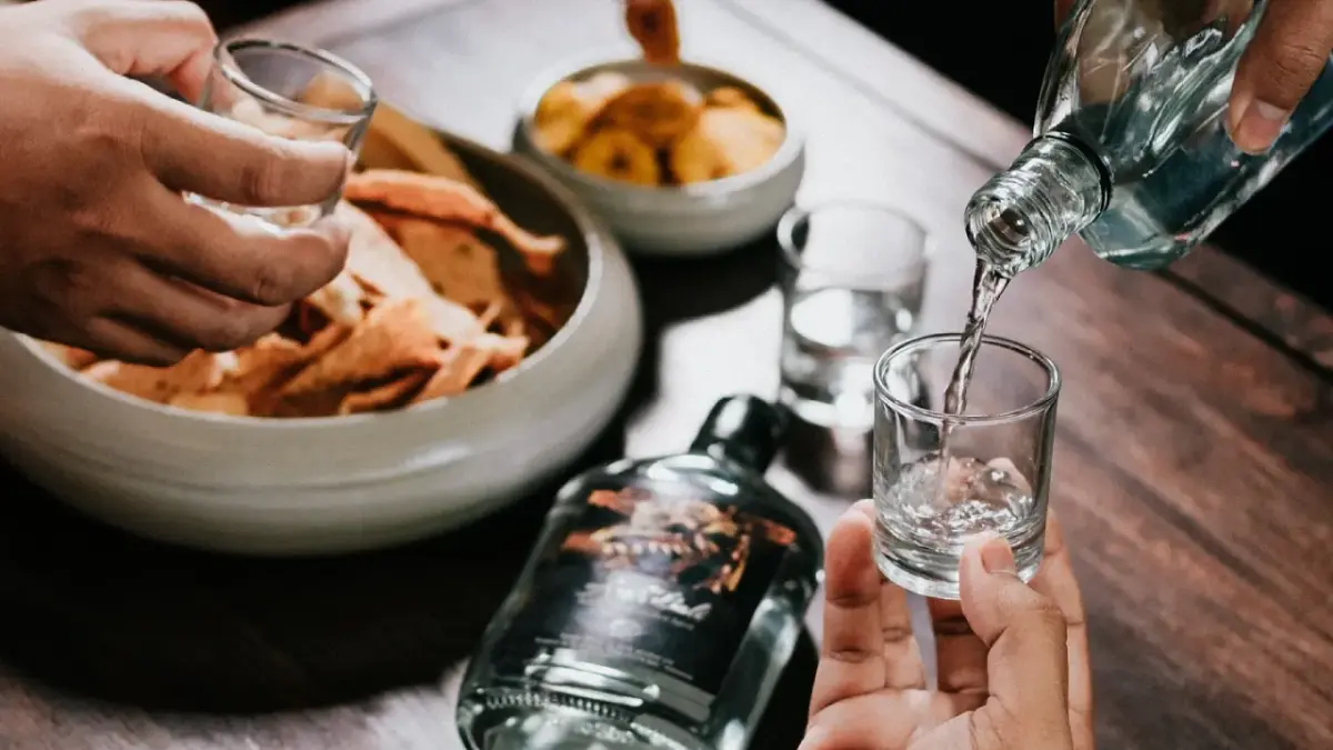 Arak Bali, minuman tradisional yang dibuat dari nira melalui proses fermentasi dan destilasi.(Bali)