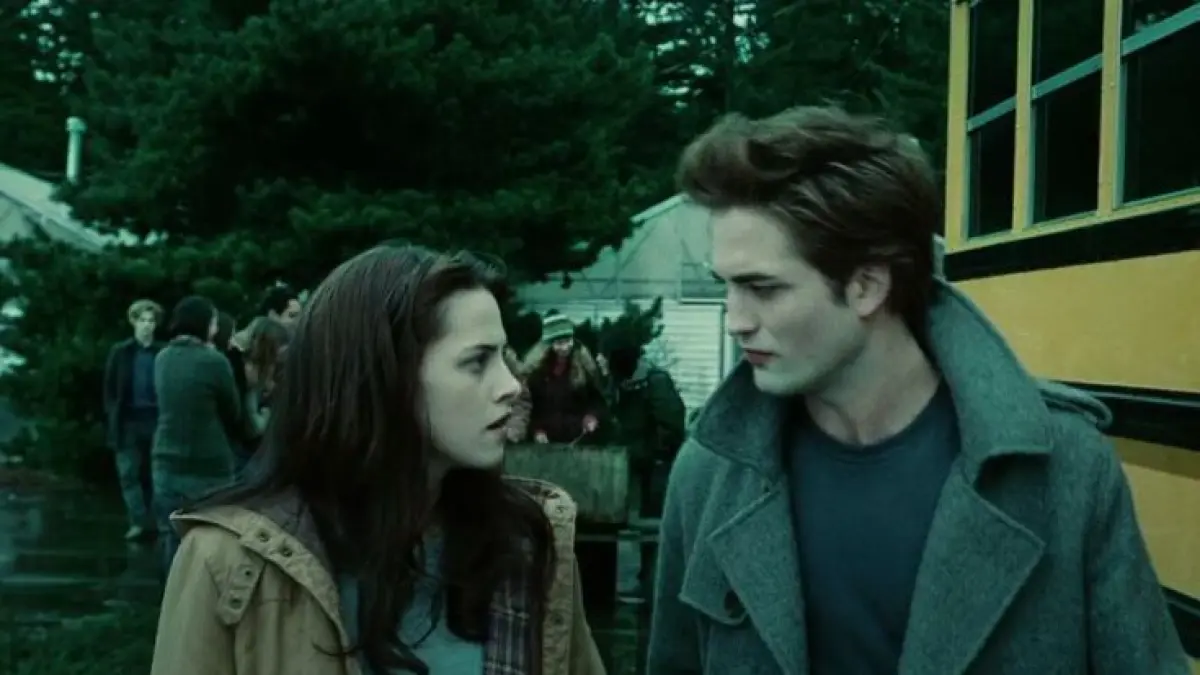 Tokoh Edward Cullen dan Bella di film Twilight.