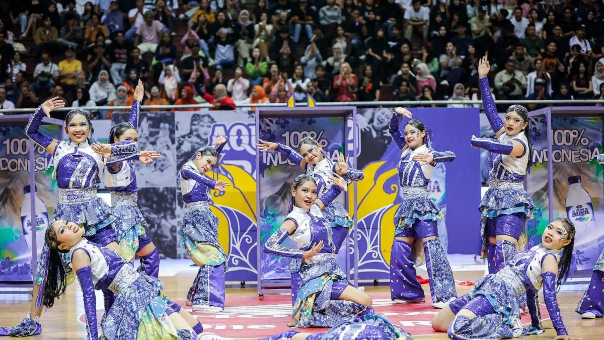 ATRAKTIF : Penampilan SMAN 6 Surabaya dalam AQUA DBL Dance 2026.