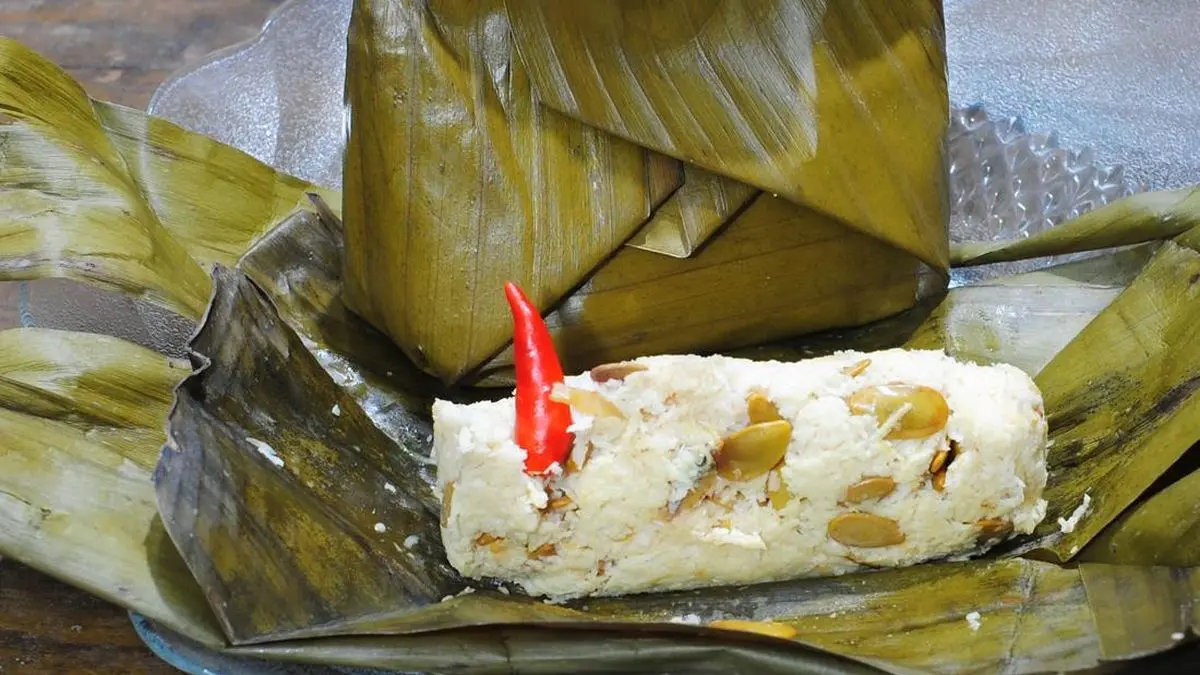 Bothok, olahan tradisional berbahan kelapa yang dibungkus daun pisang dan dikukus.(BukuResep)